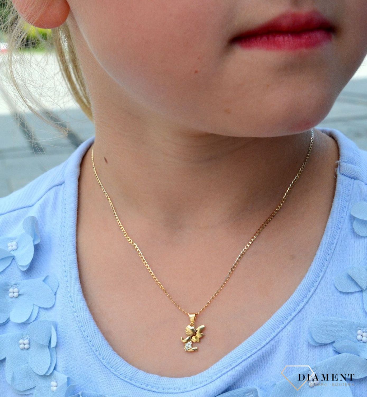 Złota zawieszka aniołek próby 375 ZA 1827 Złota zawieszka aniołek. Złoty wisiorek w kształcie aniołka. Wisiorek ten to idealny pomysł na prezent, którym wyjawimy swoje uczucia. Złoto jest metalem szlachetnym znanym..jpg